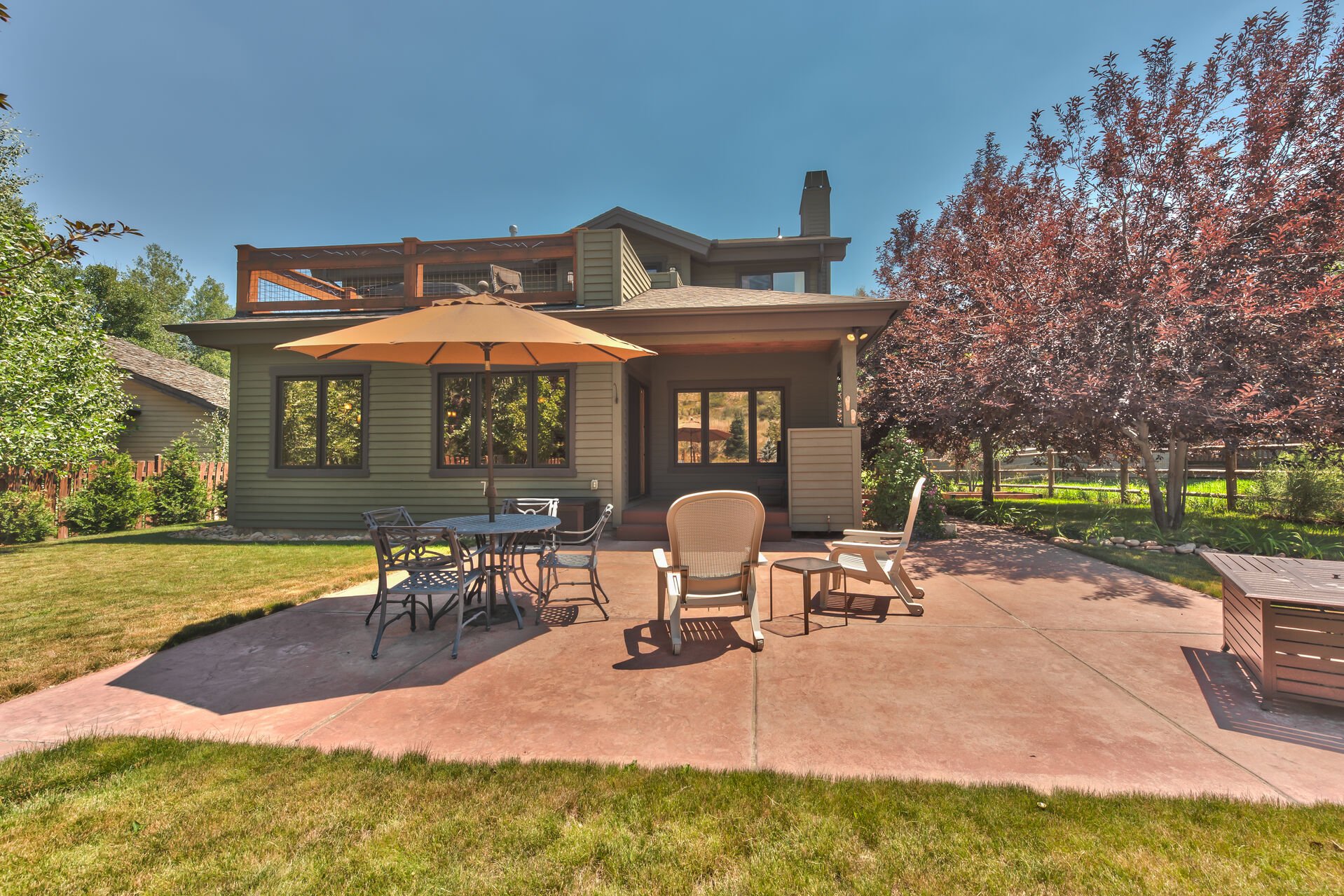 Backyard with Outdoor Dining Set in One of the Long-Term Rentals in Park City.